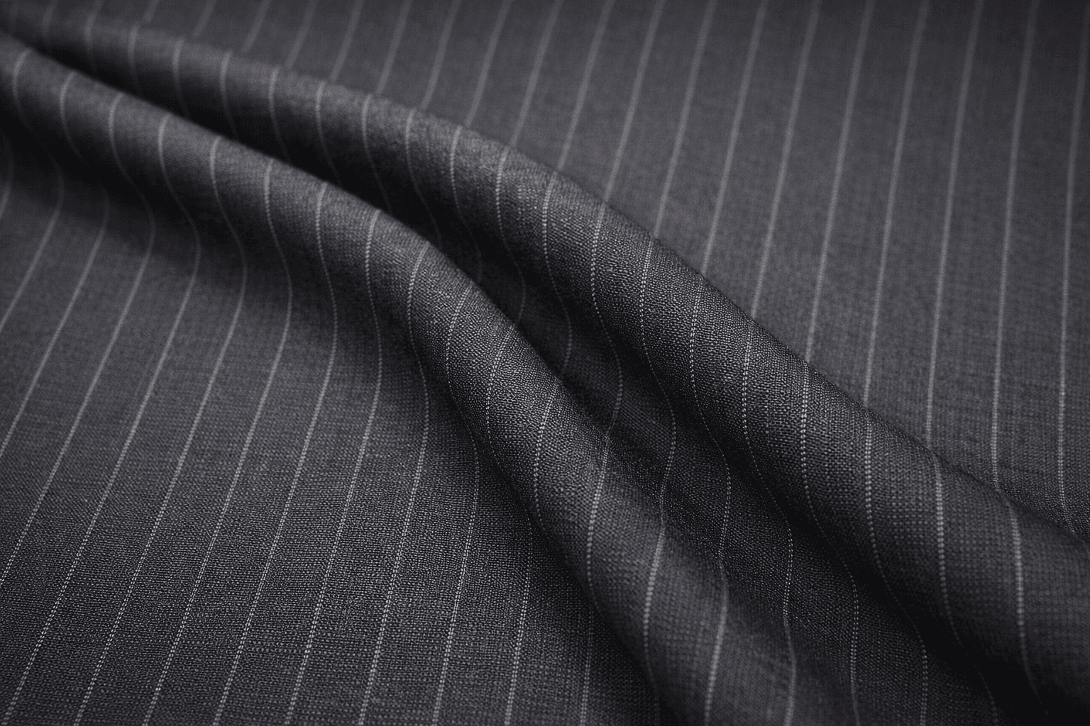 チャコールグレー ピンストライプ